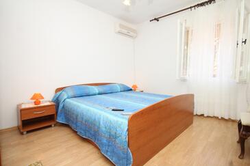 Apartments with terrace Kukljica, North Dalmatia