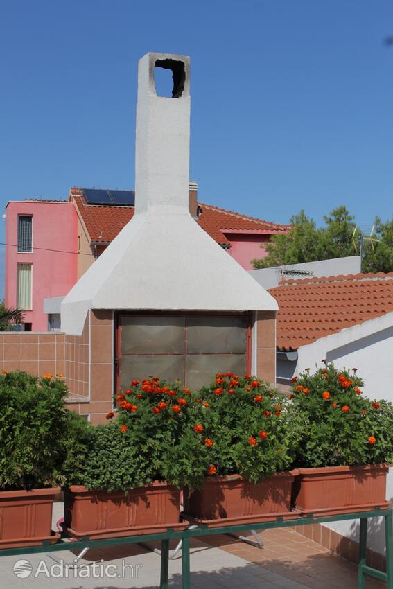 Courtyard - Apartments by the sea Bilo, Primošten