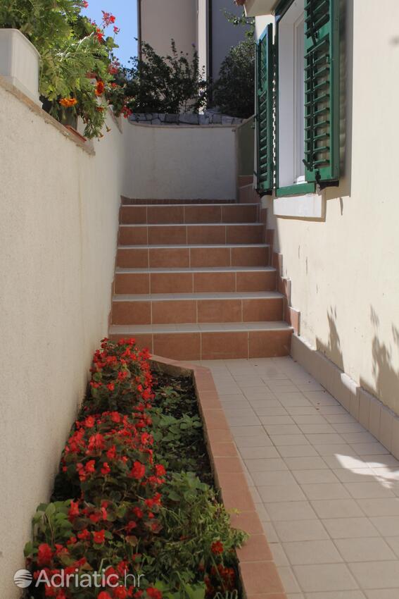 Courtyard - Apartments by the sea Bilo, Primošten