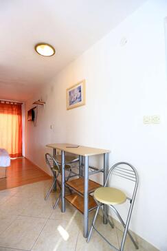 Sufragerie Mala Lamjana, Sufragerie în unitate de cazare tip studio-apartment, animale de companie sunt acceptate şi WiFi.
