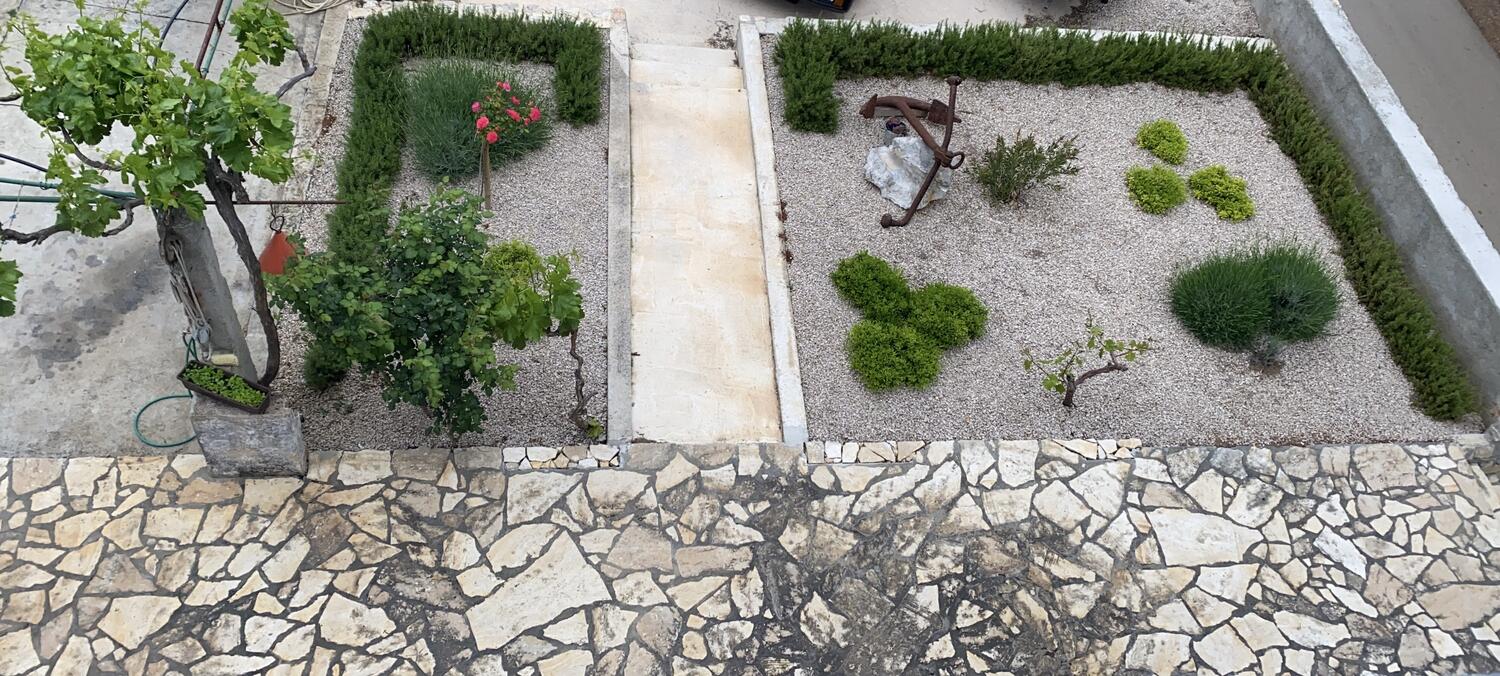 Courtyard - Apartments and rooms by the sea Mrljane, Pašman