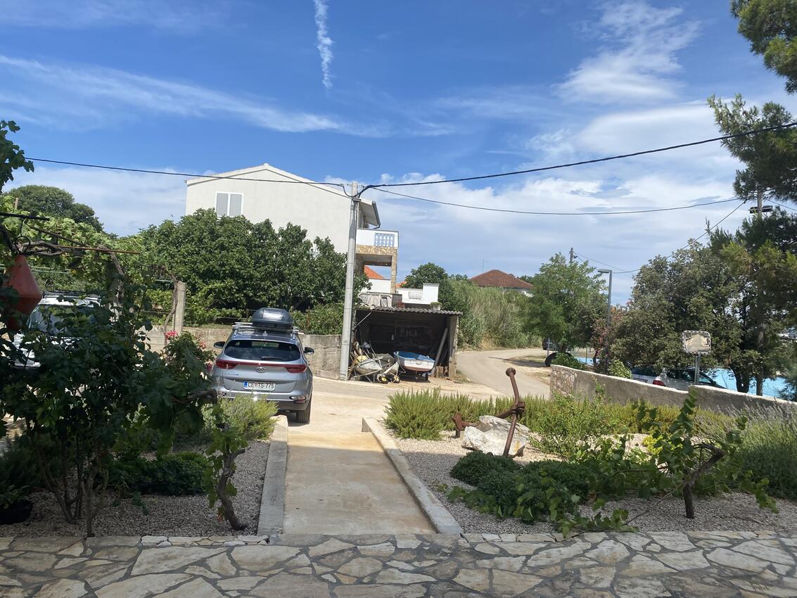 Parking lot - Apartments and rooms by the sea Mrljane, Pašman