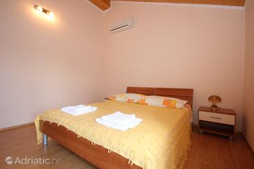 Apartments with parking space Vis - 8531