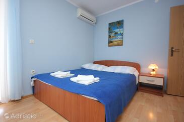 Apartments with parking space Vis - 8531