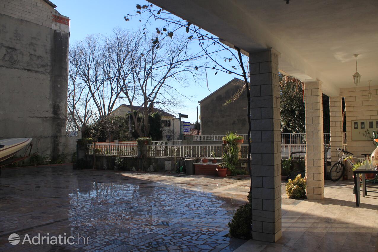 Courtyard - Apartments by the sea Kaštel Kambelovac, Kaštela