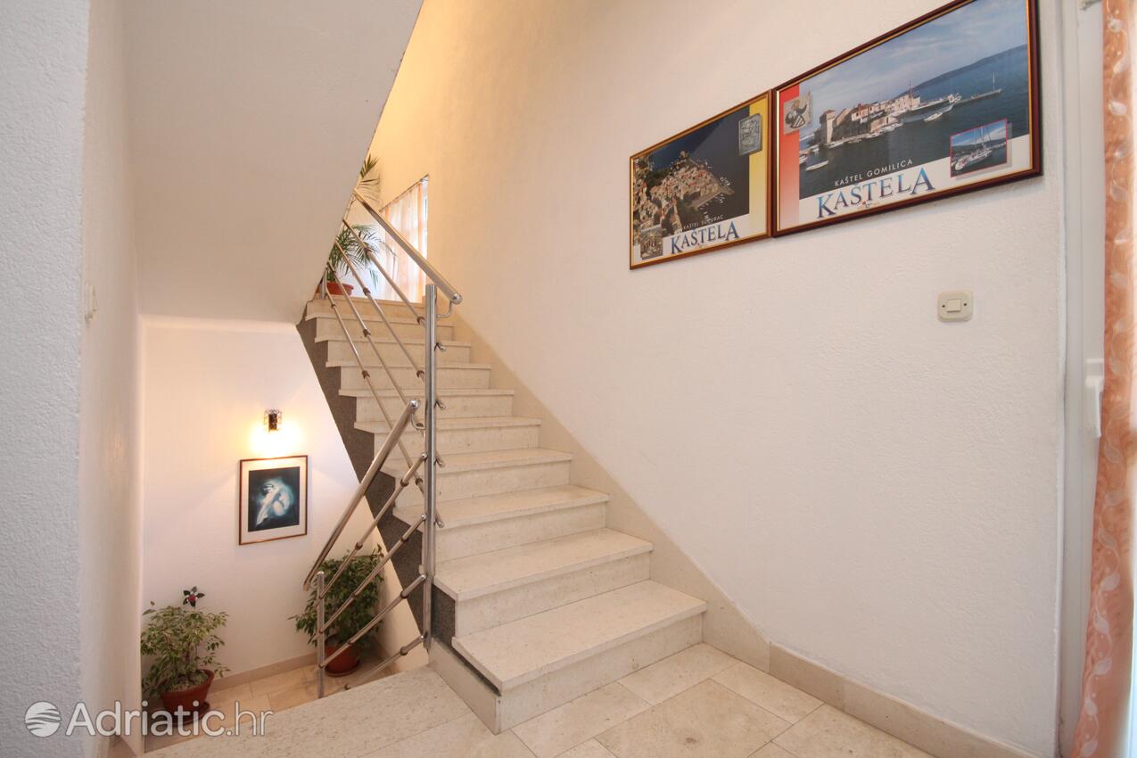 Courtyard - Apartments by the sea Kaštel Kambelovac, Kaštela