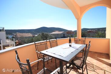 Apartments with parking space Vinišće, Trogir - 8660