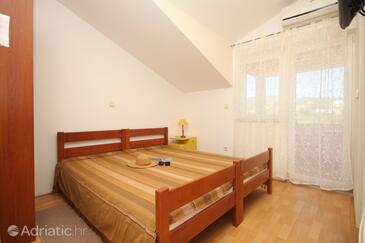 Apartamentos con parking Vinisce, Trogir - 8660
