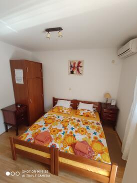 Apartments with parking space Vinišće, Trogir - 8660