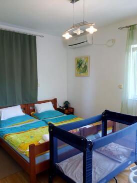 Apartamentos con parking Vinisce, Trogir - 8660