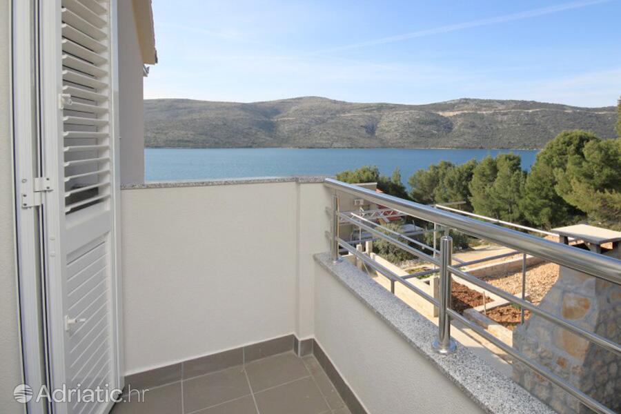 K-8661 - Alloggi privati - Casa accanto al mare con piscina per famiglia Poljica, Traù - Trogir