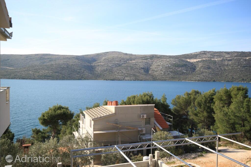 K-8661 - Alloggi privati - Casa accanto al mare con piscina per famiglia Poljica, Traù - Trogir