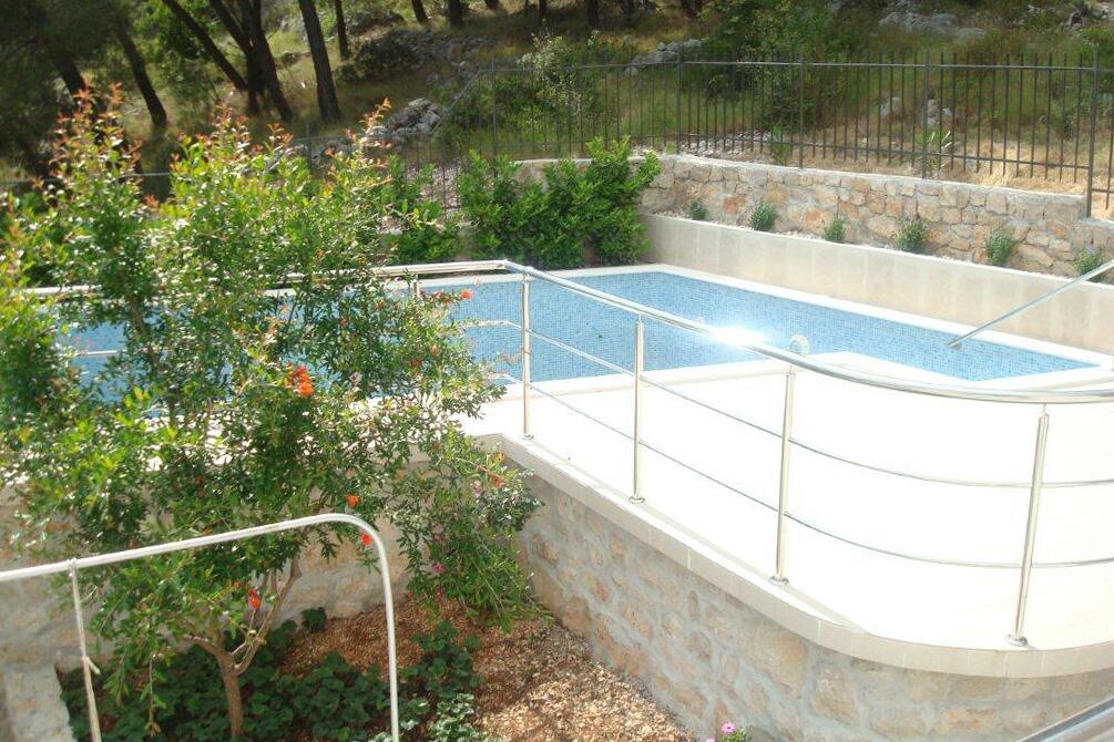 K-8661 - Alloggi privati - Casa accanto al mare con piscina per famiglia Poljica, Traù - Trogir
