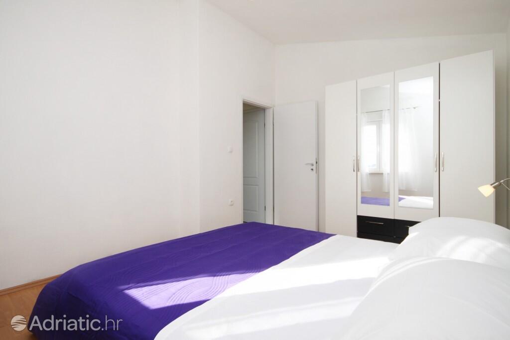 K-8661 - Alloggi privati - Casa accanto al mare con piscina per famiglia Poljica, Traù - Trogir