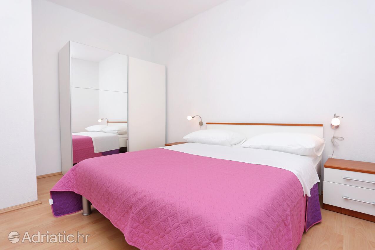 K-8661 - Alloggi privati - Casa accanto al mare con piscina per famiglia Poljica, Traù - Trogir