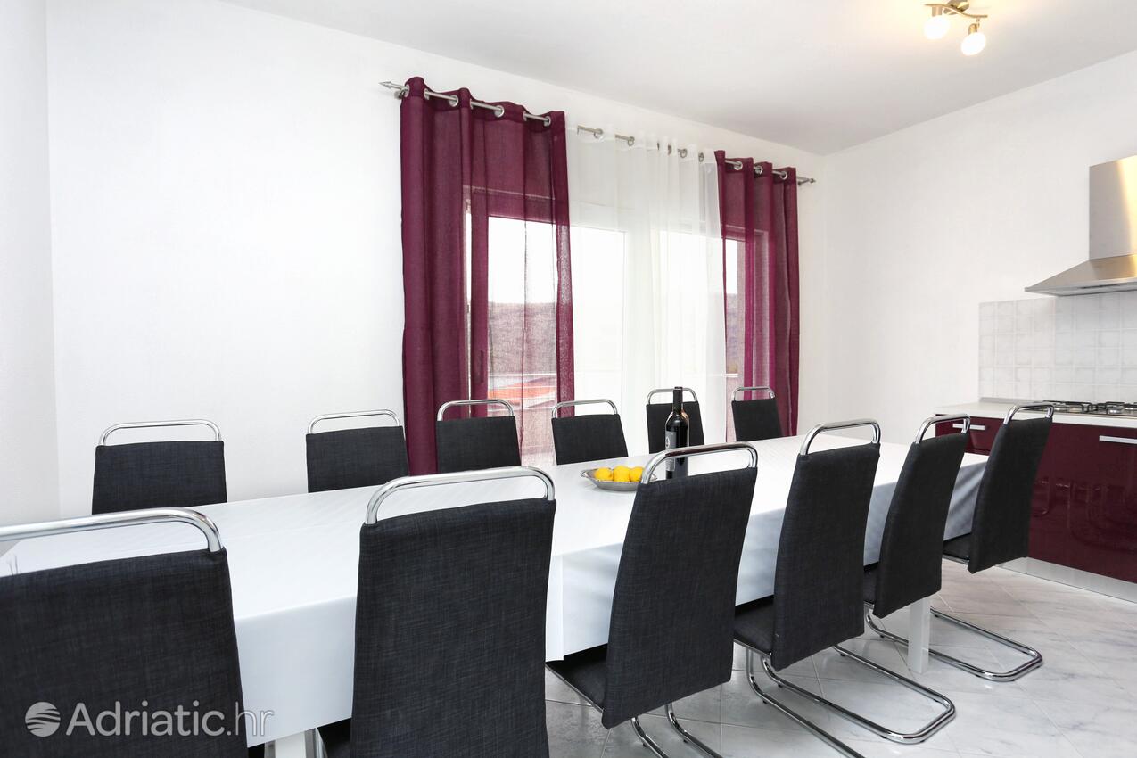 K-8661 - Alloggi privati - Casa accanto al mare con piscina per famiglia Poljica, Traù - Trogir