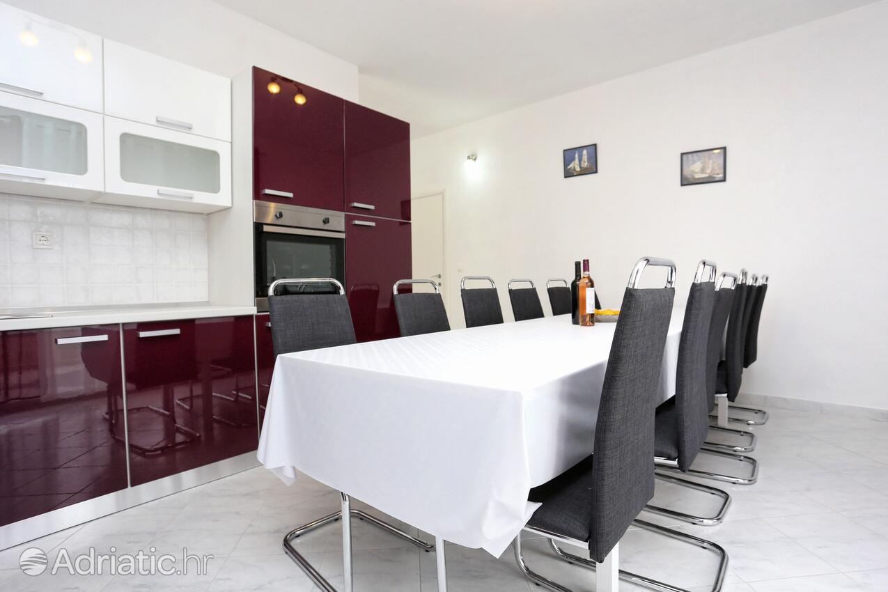 K-8661 - Alloggi privati - Casa accanto al mare con piscina per famiglia Poljica, Traù - Trogir