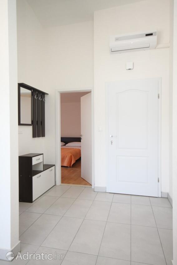 K-8661 - Alloggi privati - Casa accanto al mare con piscina per famiglia Poljica, Traù - Trogir