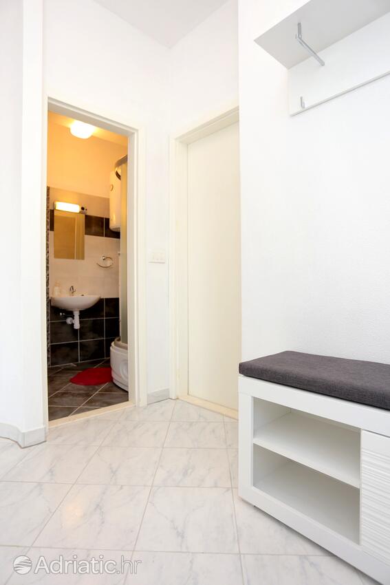 K-8661 - Alloggi privati - Casa accanto al mare con piscina per famiglia Poljica, Traù - Trogir