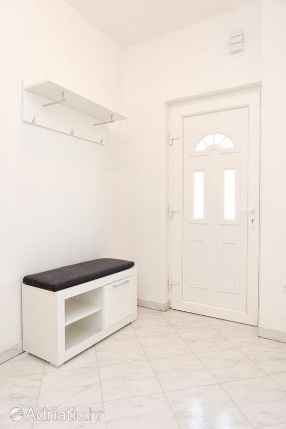 K-8661 - Alloggi privati - Casa accanto al mare con piscina per famiglia Poljica, Traù - Trogir
