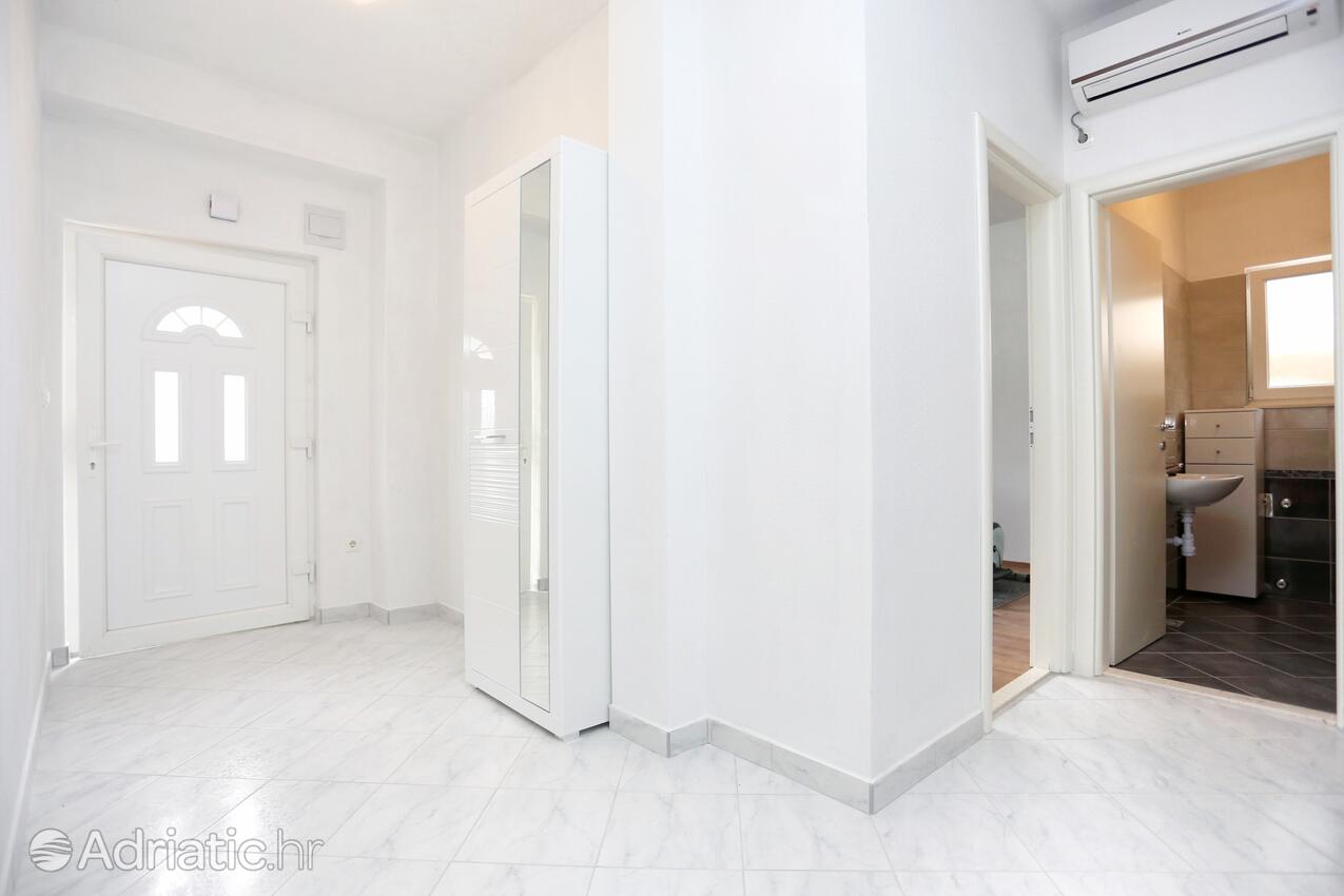 K-8661 - Alloggi privati - Casa accanto al mare con piscina per famiglia Poljica, Traù - Trogir