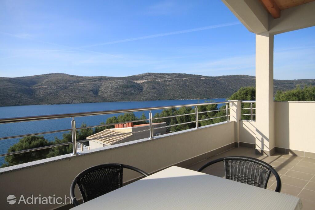 K-8661 - Alloggi privati - Casa accanto al mare con piscina per famiglia Poljica, Traù - Trogir
