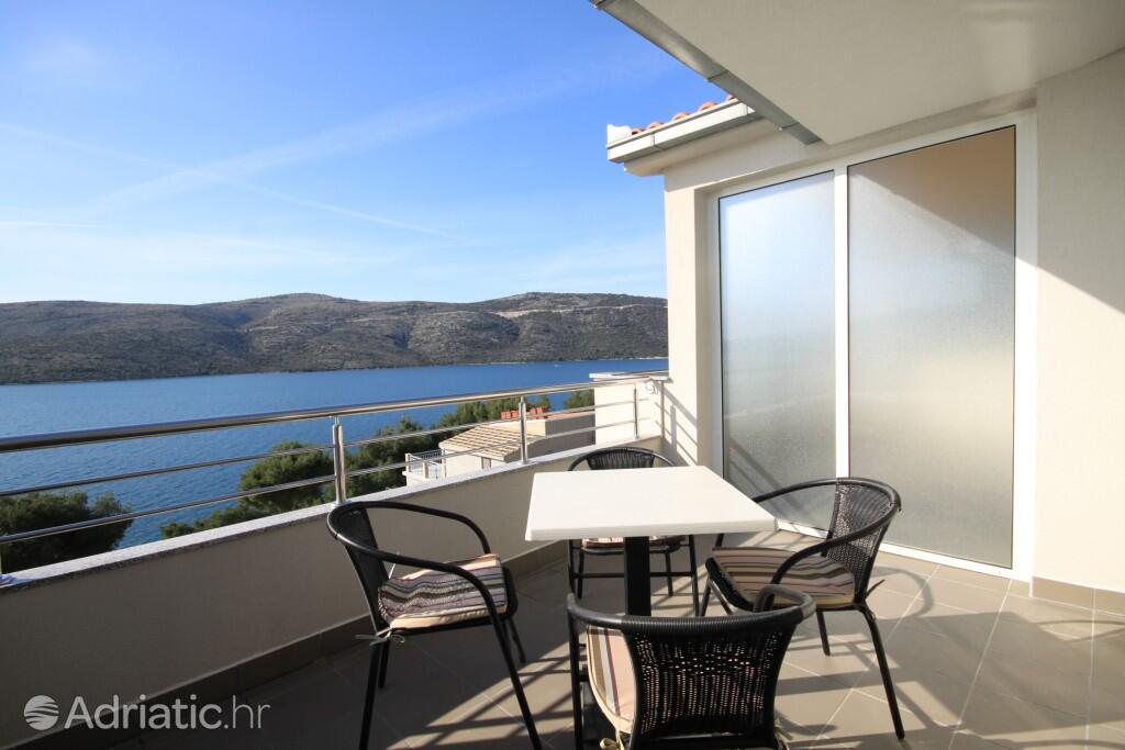 K-8661 - Alloggi privati - Casa accanto al mare con piscina per famiglia Poljica, Traù - Trogir