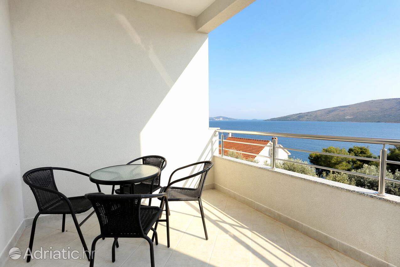 K-8661 - Alloggi privati - Casa accanto al mare con piscina per famiglia Poljica, Traù - Trogir