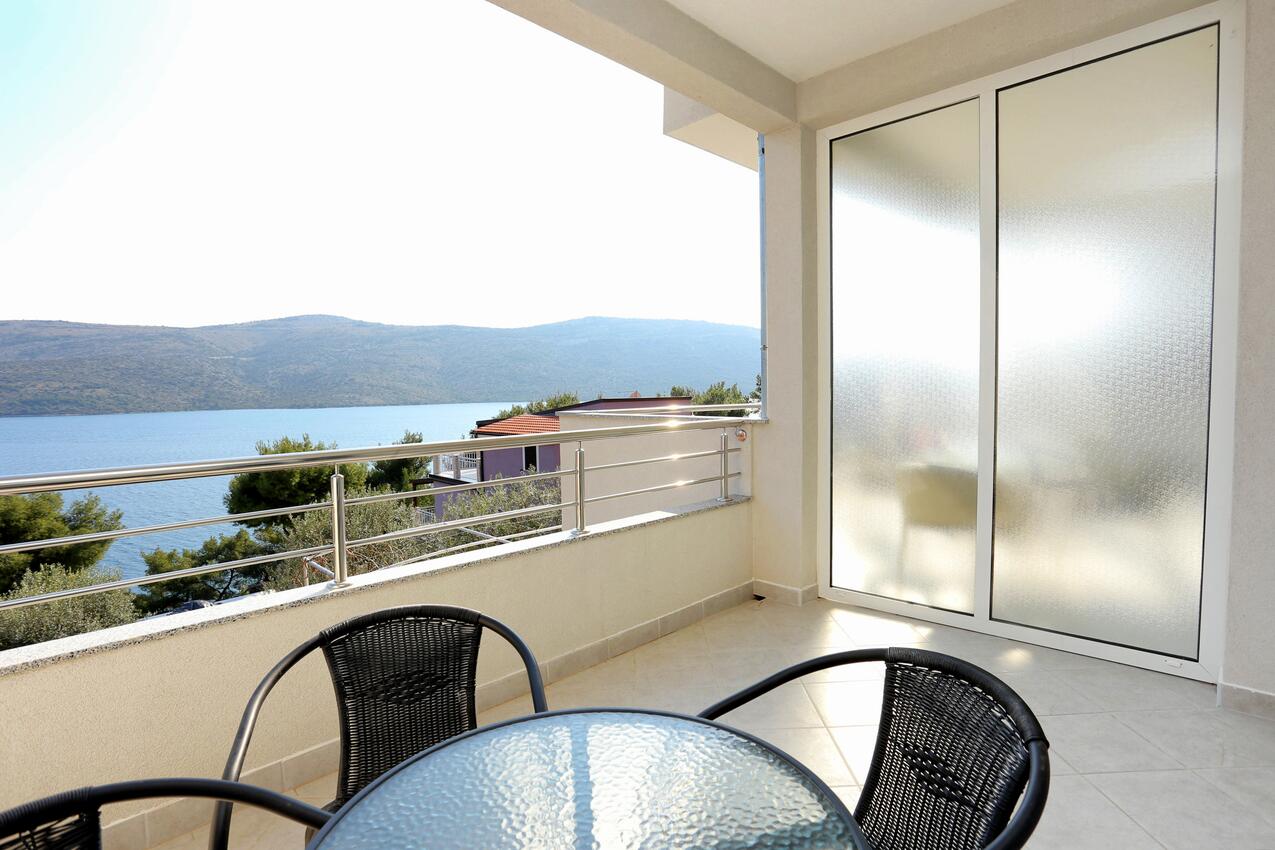 K-8661 - Alloggi privati - Casa accanto al mare con piscina per famiglia Poljica, Traù - Trogir