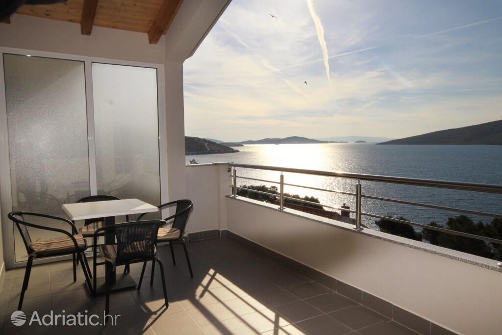 K-8661 - Alloggi privati - Casa accanto al mare con piscina per famiglia Poljica, Traù - Trogir
