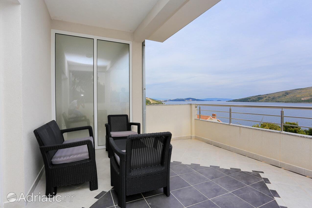 K-8661 - Alloggi privati - Casa accanto al mare con piscina per famiglia Poljica, Traù - Trogir