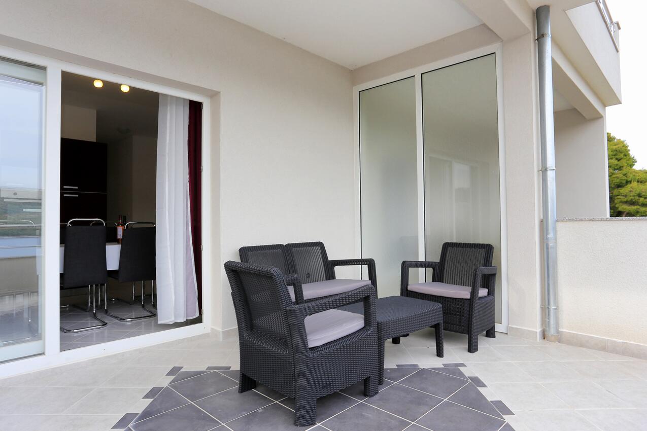 K-8661 - Alloggi privati - Casa accanto al mare con piscina per famiglia Poljica, Traù - Trogir