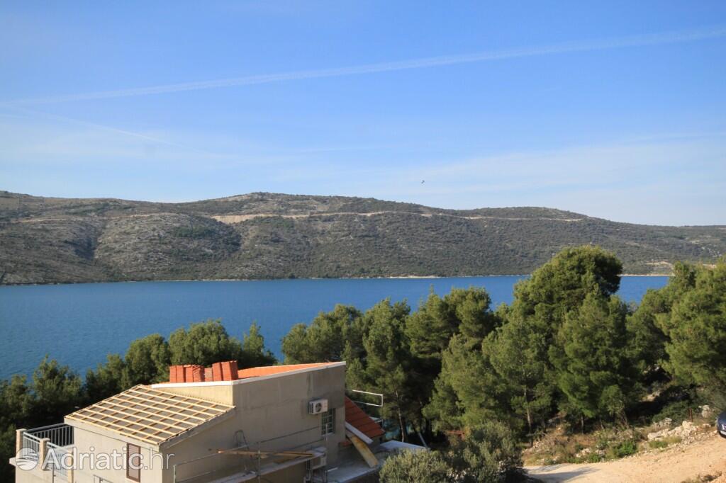 K-8661 - Alloggi privati - Casa accanto al mare con piscina per famiglia Poljica, Traù - Trogir