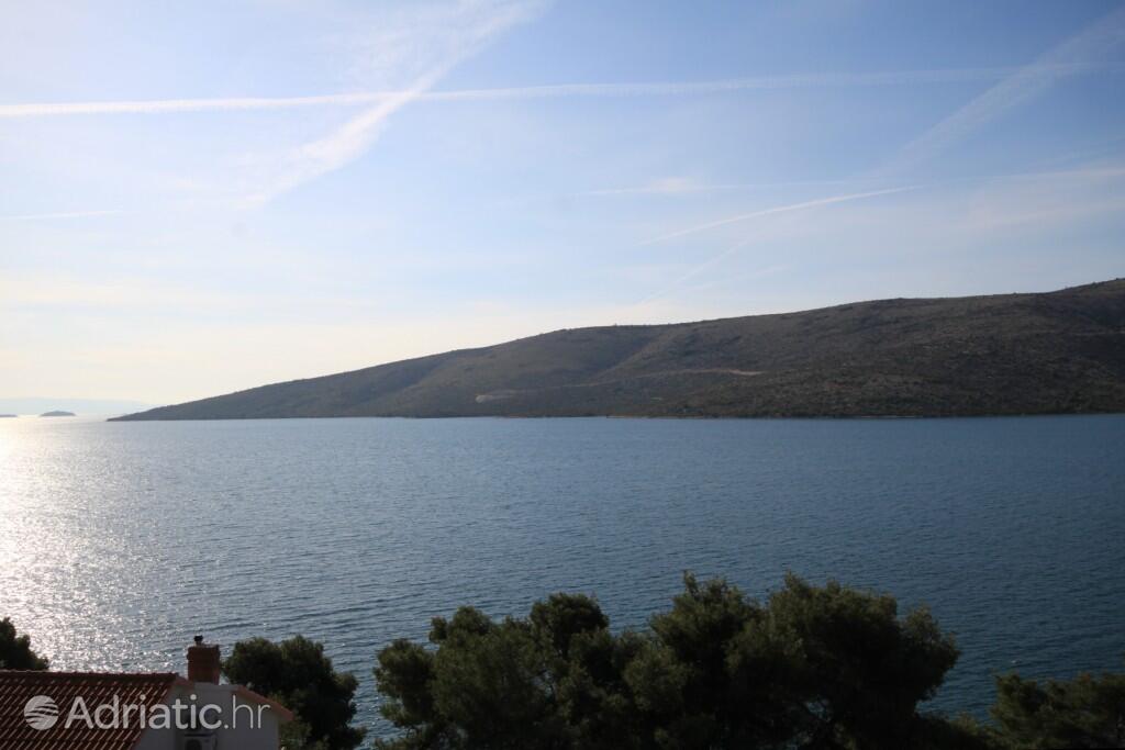 K-8661 - Alloggi privati - Casa accanto al mare con piscina per famiglia Poljica, Traù - Trogir