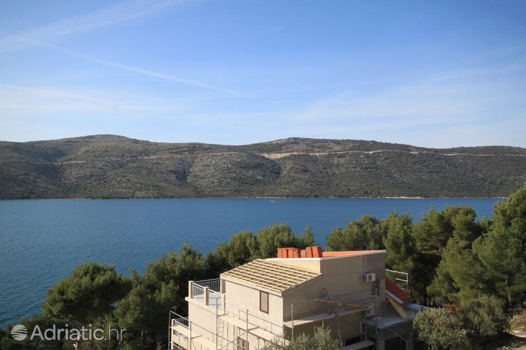 K-8661 - Alloggi privati - Casa accanto al mare con piscina per famiglia Poljica, Traù - Trogir