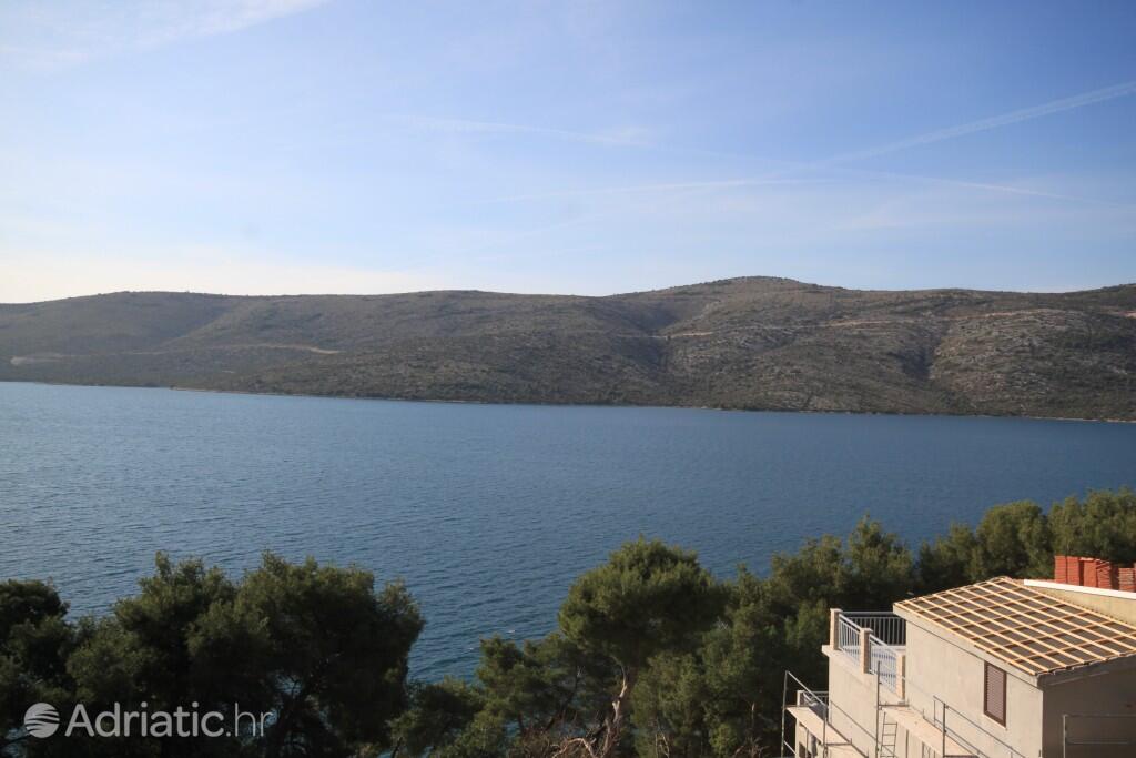 K-8661 - Alloggi privati - Casa accanto al mare con piscina per famiglia Poljica, Traù - Trogir