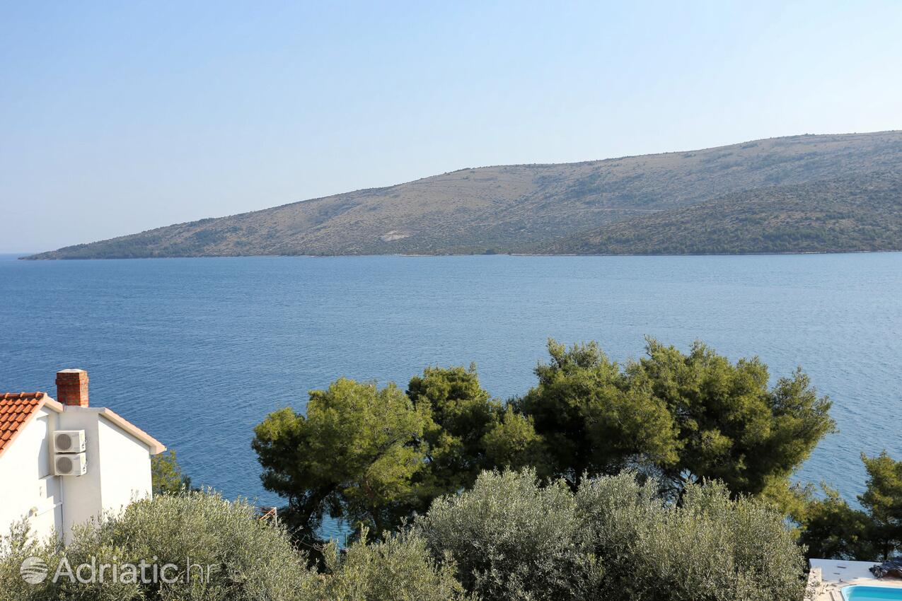 K-8661 - Alloggi privati - Casa accanto al mare con piscina per famiglia Poljica, Traù - Trogir