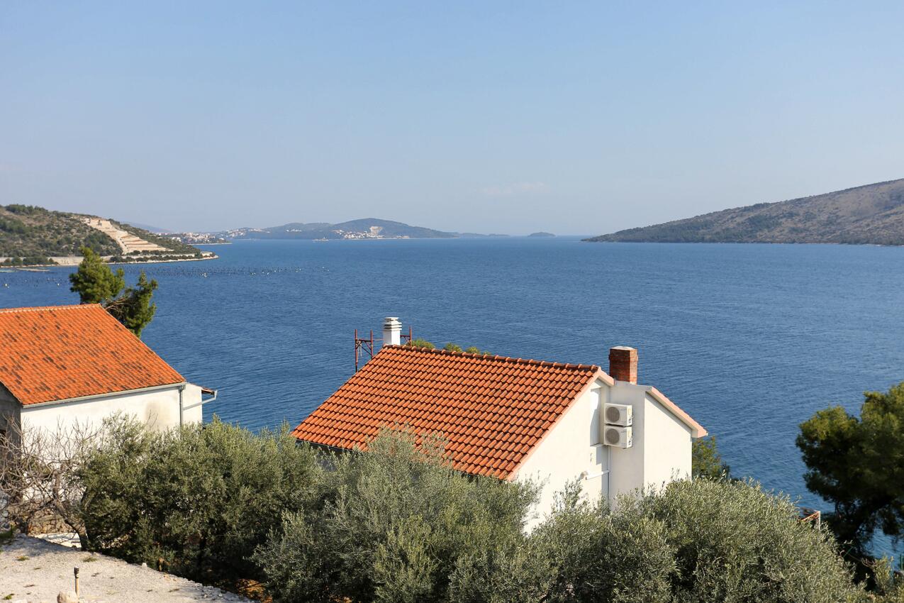 K-8661 - Alloggi privati - Casa accanto al mare con piscina per famiglia Poljica, Traù - Trogir