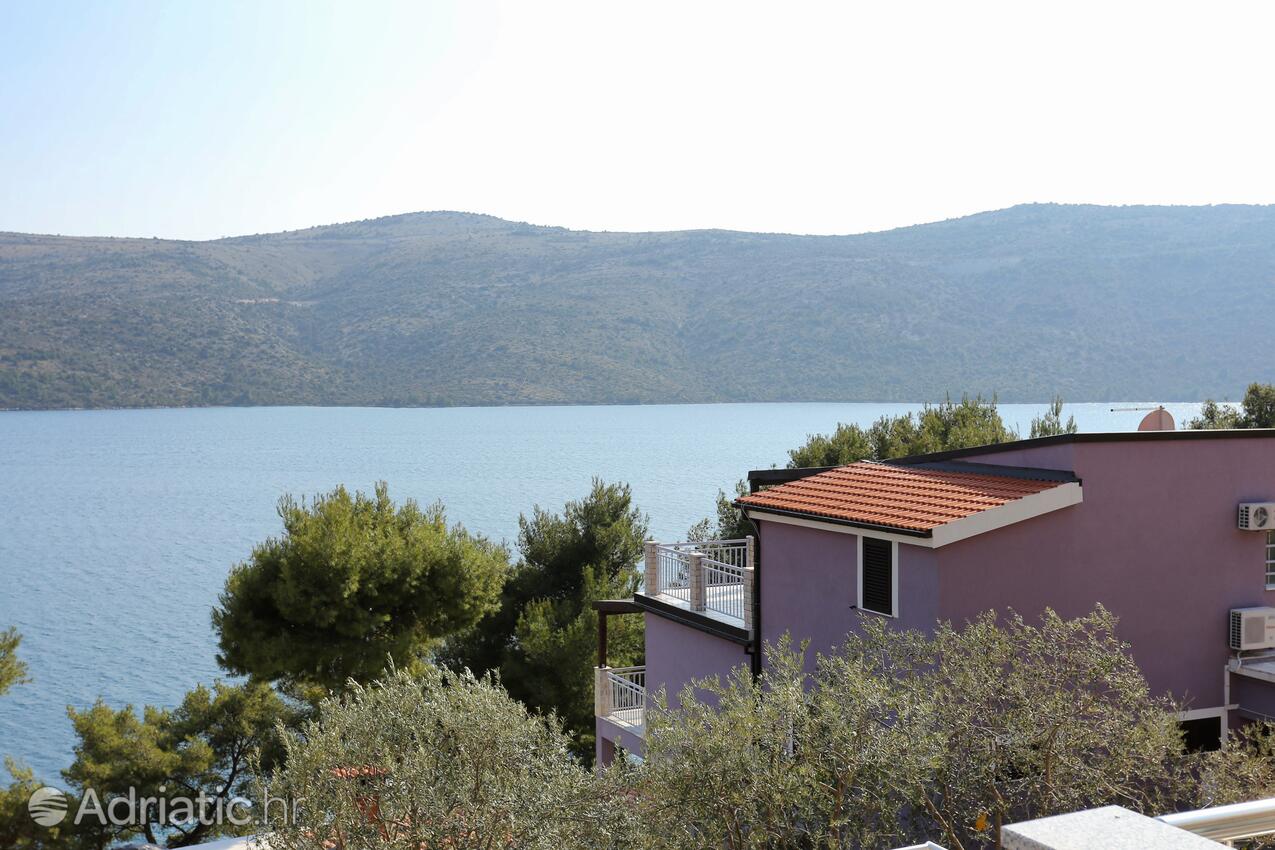 K-8661 - Alloggi privati - Casa accanto al mare con piscina per famiglia Poljica, Traù - Trogir