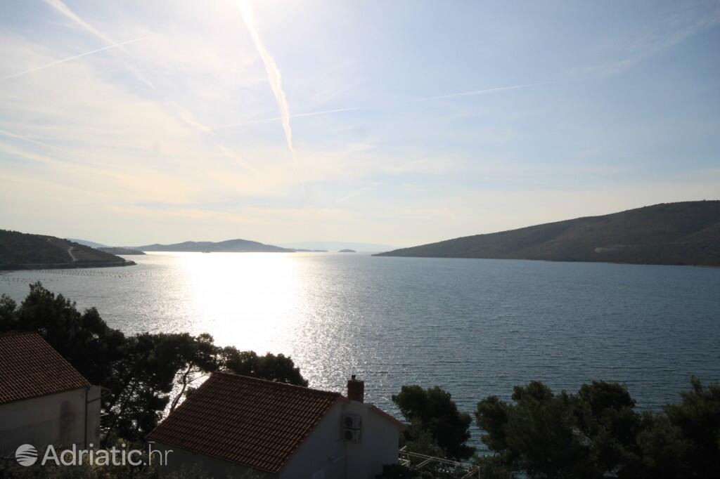 K-8661 - Alloggi privati - Casa accanto al mare con piscina per famiglia Poljica, Traù - Trogir
