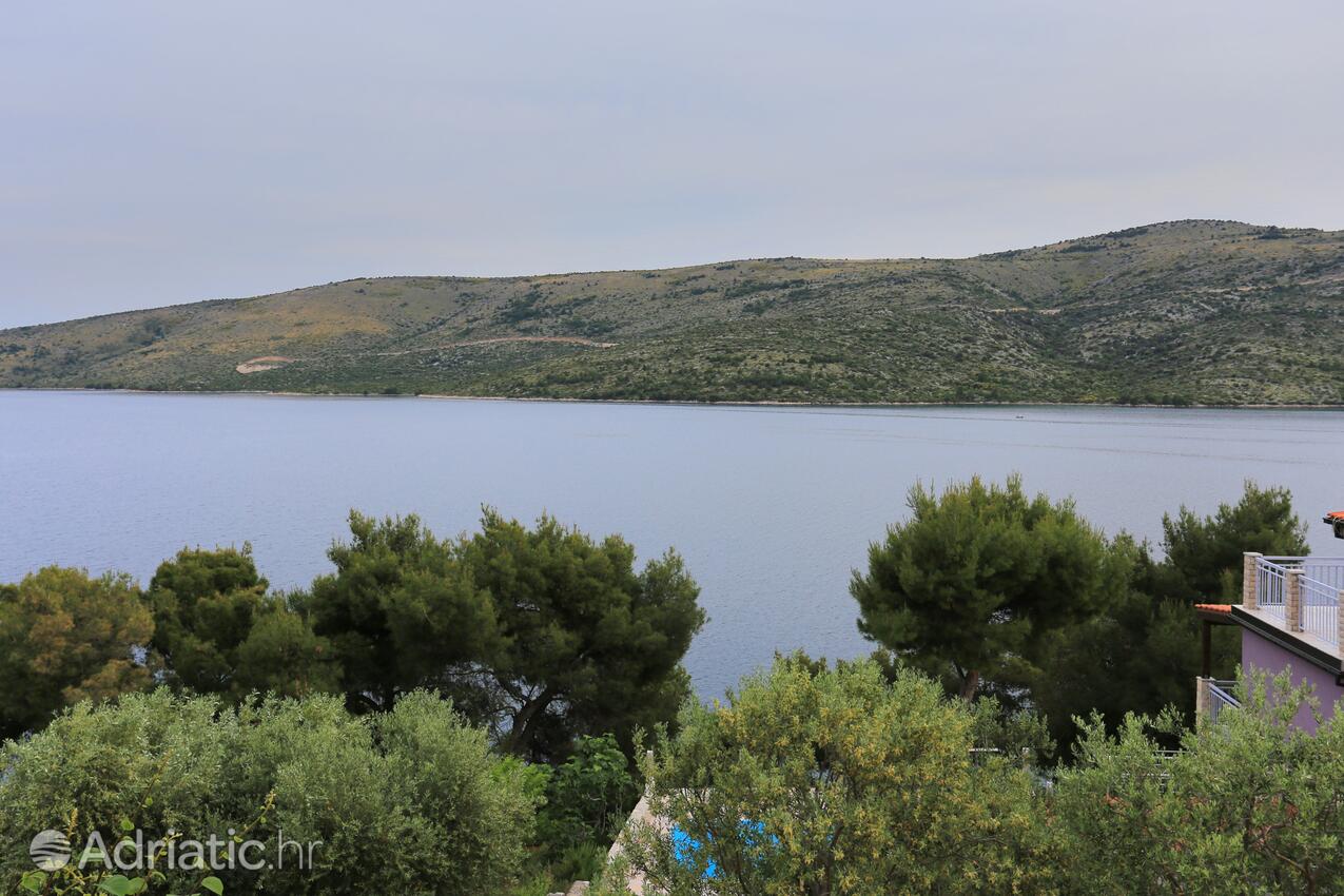 K-8661 - Alloggi privati - Casa accanto al mare con piscina per famiglia Poljica, Traù - Trogir