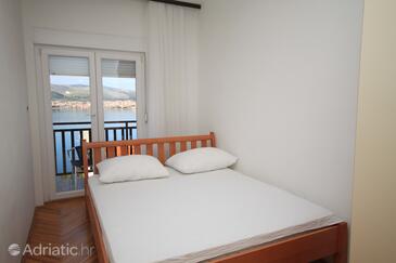 Apartmanok a tenger mellett medencével Okrug Donji, Ciovo - 8664