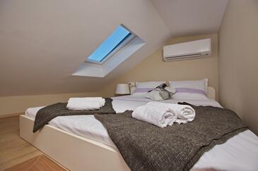 Apartments with parking space Jelsa, Hvar - 8713