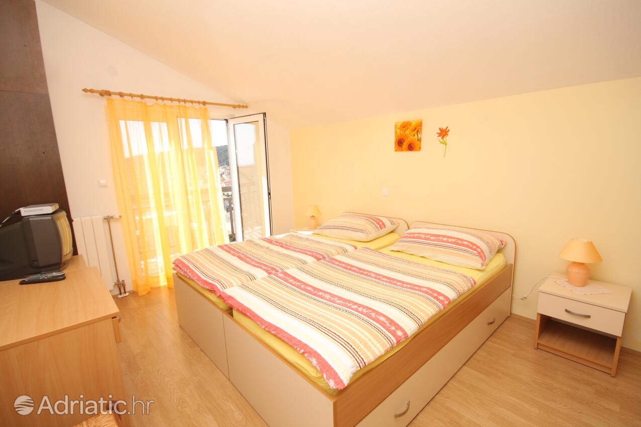 Apartments and rooms with parking space Hvar - 8787