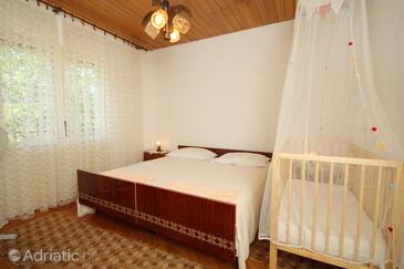 Apartments with parking space Jelsa, Hvar - 8789