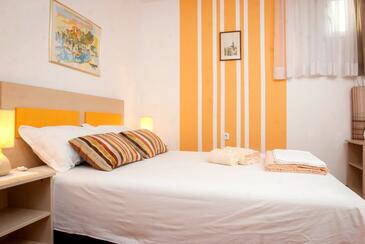 Apartments with parking space Makarska - 8817