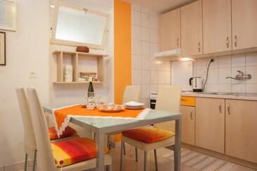 Apartments with parking space Makarska - 8817