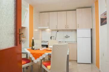 Apartments with parking space Makarska - 8817