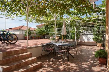 Apartments with parking space Makarska - 8817