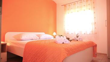 Lägenheter med parkering Rukavac, Vis - 8839